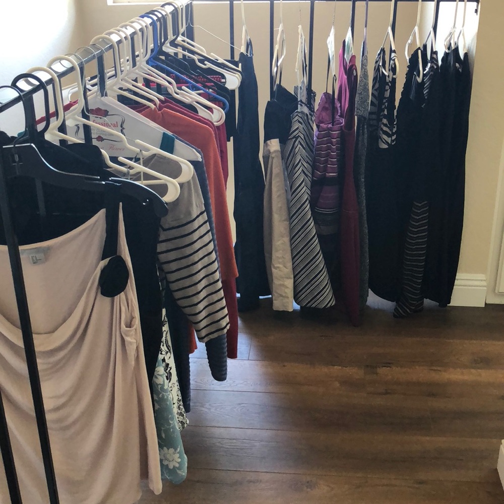 🌺👗Preparing to officially launch my closet!